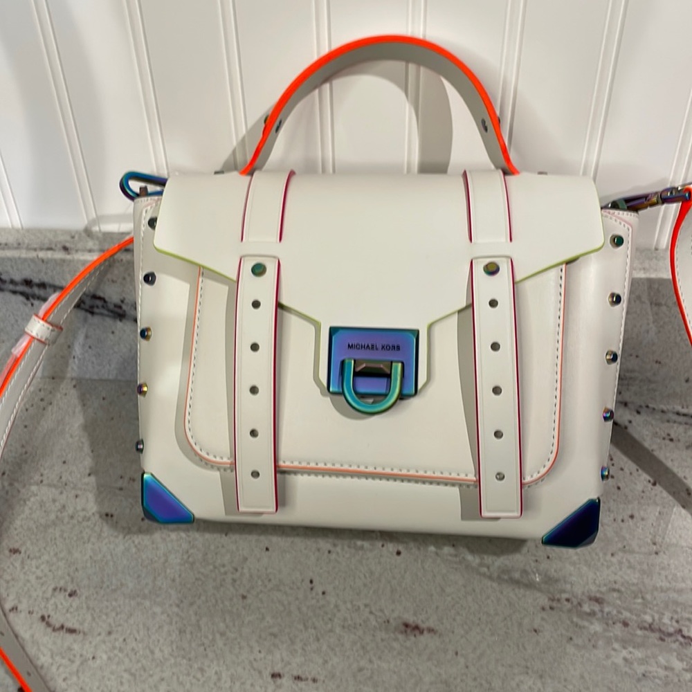 - NWT MICHAEL KORS MANHATTAN WHITE WITH NEON PERFECT FOR YOUR SPRING STANLEY !